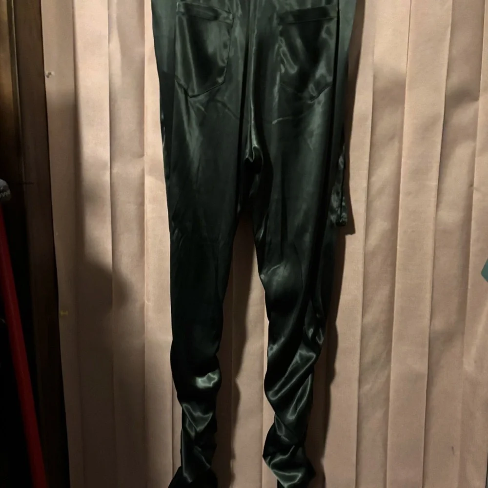 AKIRA Olive Green Ruched Cargo Skinny Pants - Picture 4 of 10